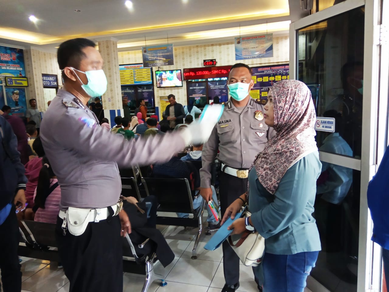 Petugas Satlantas Polres Klaten mengecek suhu tubuh pencari SIM di Satpas Polres Klaten, Senin (16/3/2020)