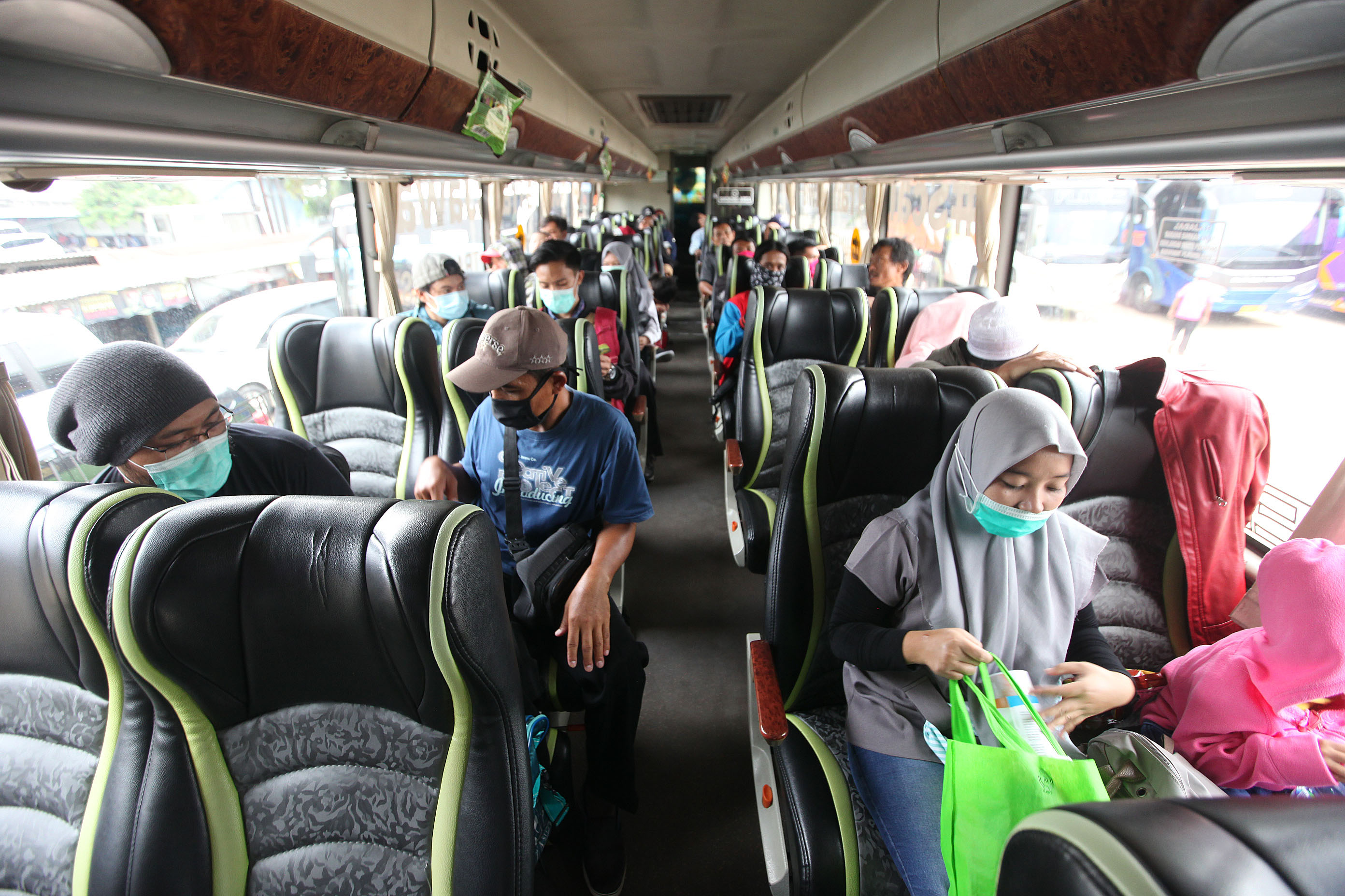 Para pemudik di terminal Lebak Bulus pada 29/3/2020 yang memilih pulang kampung lebih awal