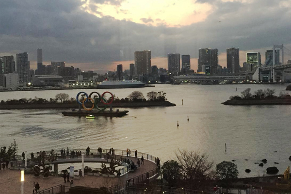 Cincin Olimpiade berdiri di tengah Taman Laut Odaiba, Tokyo, Jepang
