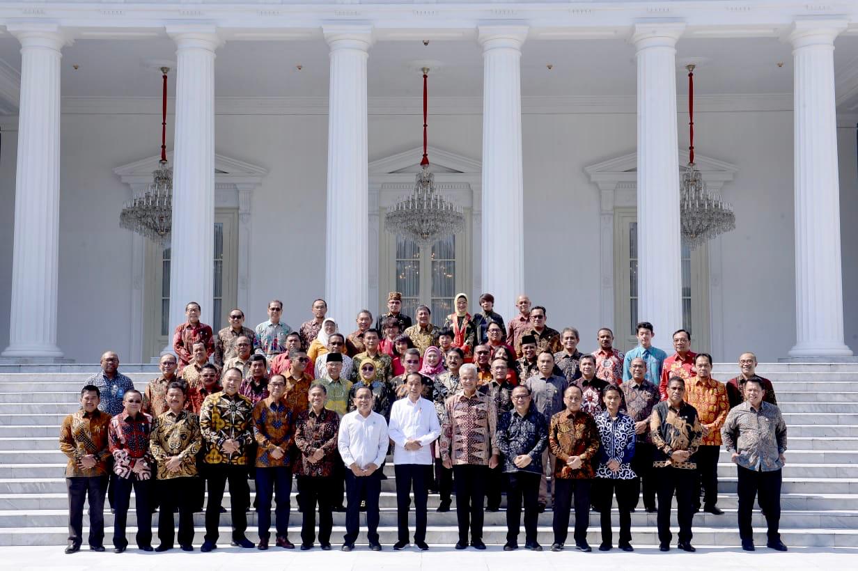 Pengurus Kagama berfoto bersama Presiden Joko Widodo