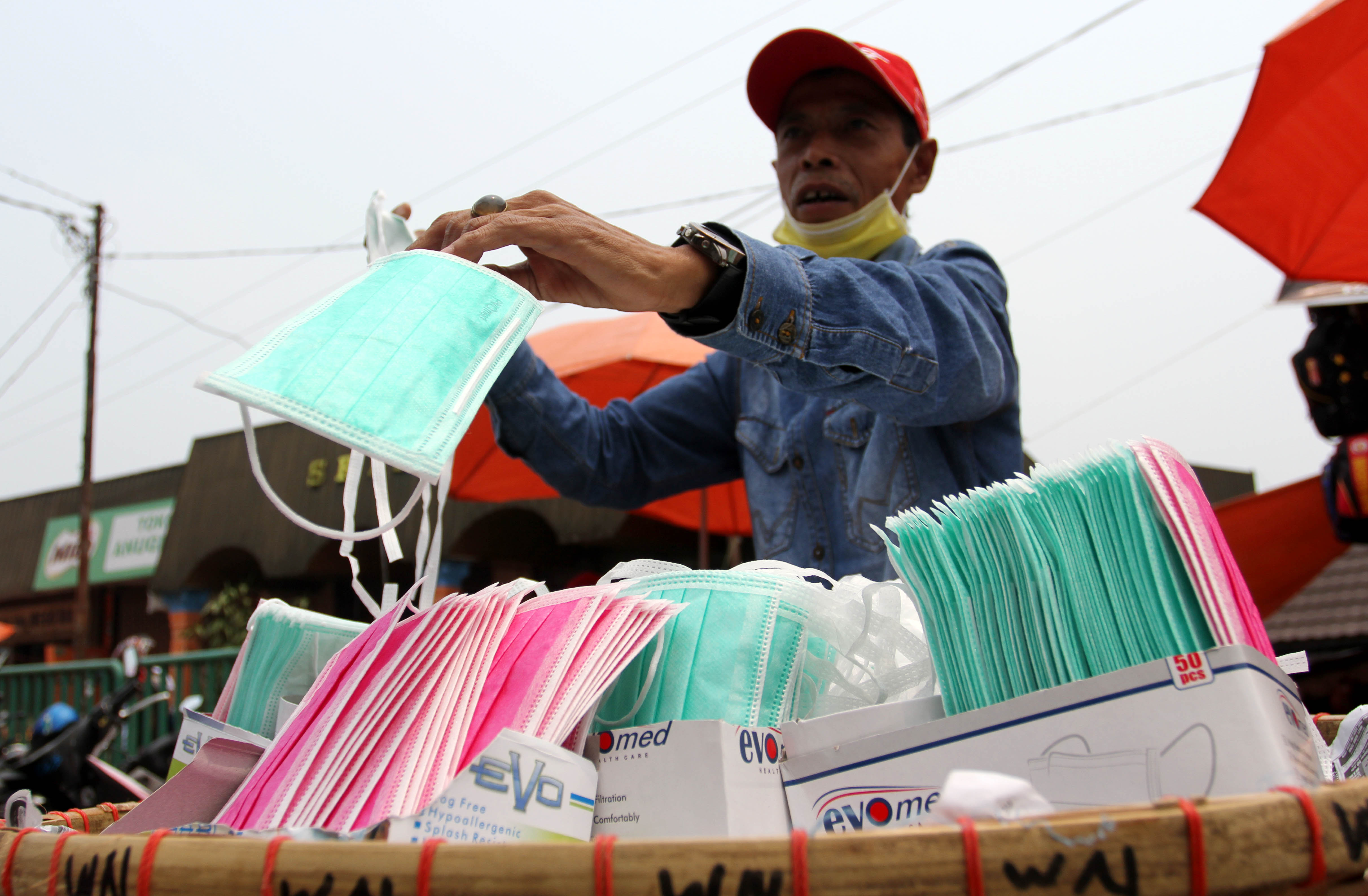 Kelangkaan masker akibat tingginya pembeli setelah maraknya penularan virus korona, melahirkan pabrik masker ilegal. 