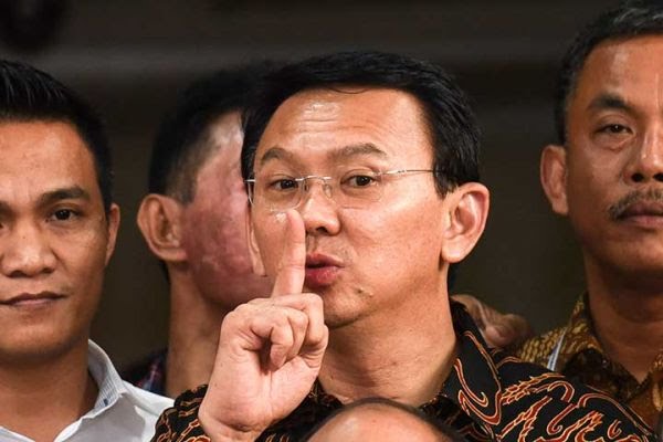 Basuki Tjahaja Purnama (tengah)