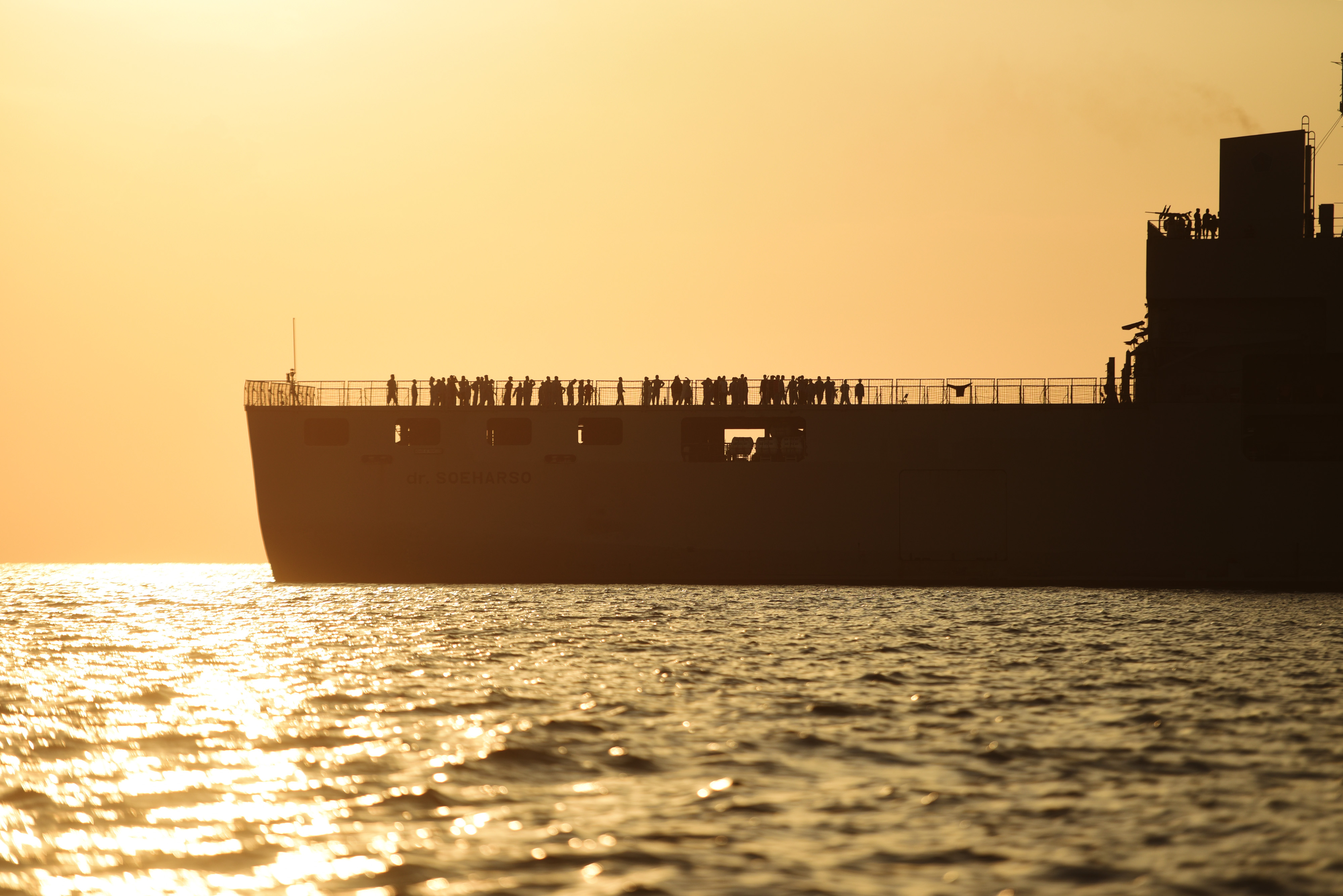 WNI awak kapal Diamond Princess menikmati senja di atas KRI dr. Seoharso
