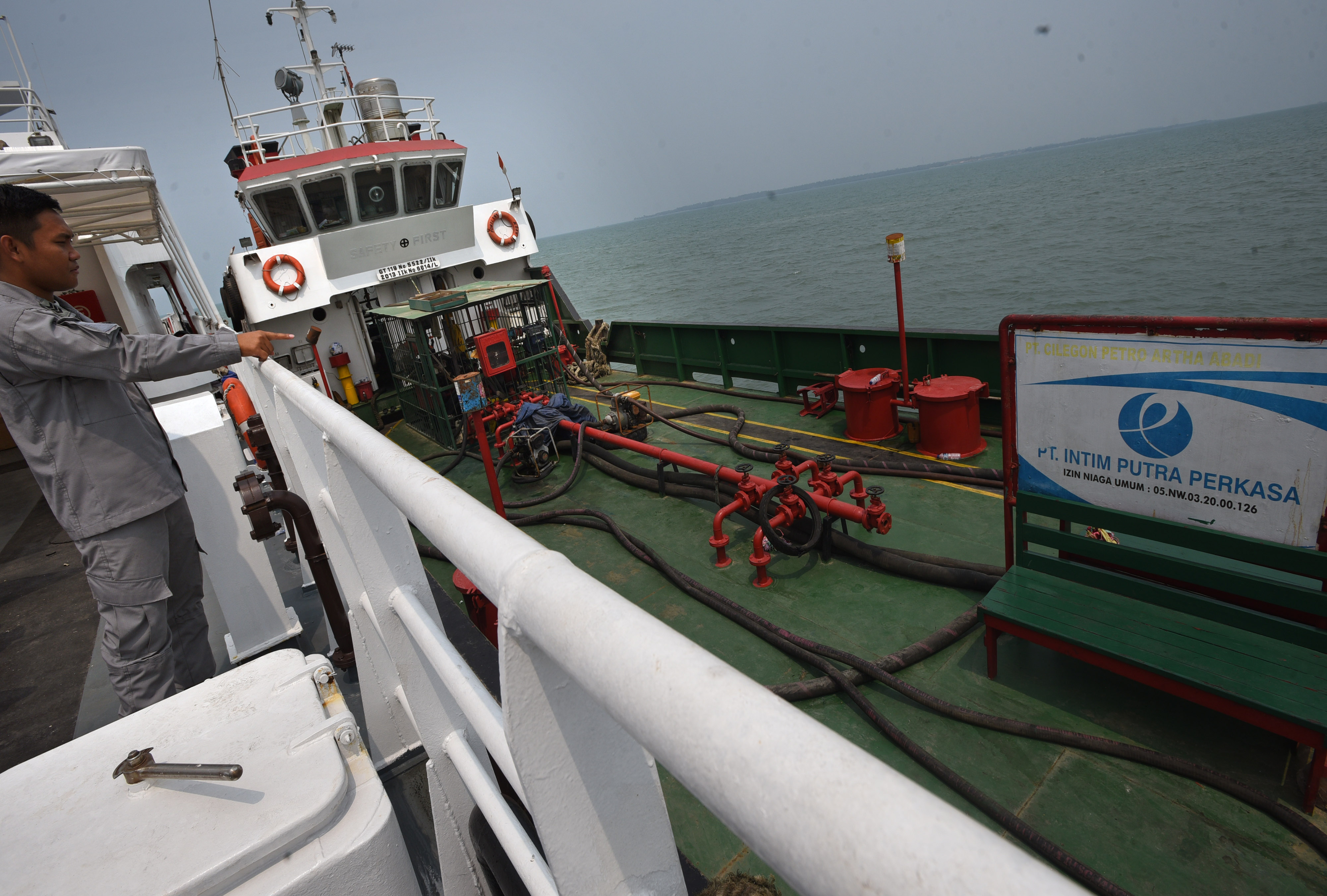 Petugas Bakamla menunjuk kapal khusus pengangkut BBM SPOB yang ditahan di Dermaga Golden Key 6, di Bojonegoro, Serang, Banten.