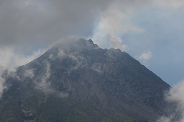 Gunung Merapi mengeluarkan asap putih pascaletusan terlihat di Jrakah, Selo, Boyolali, Jawa Tengah, Kamis (13/2/2020). 