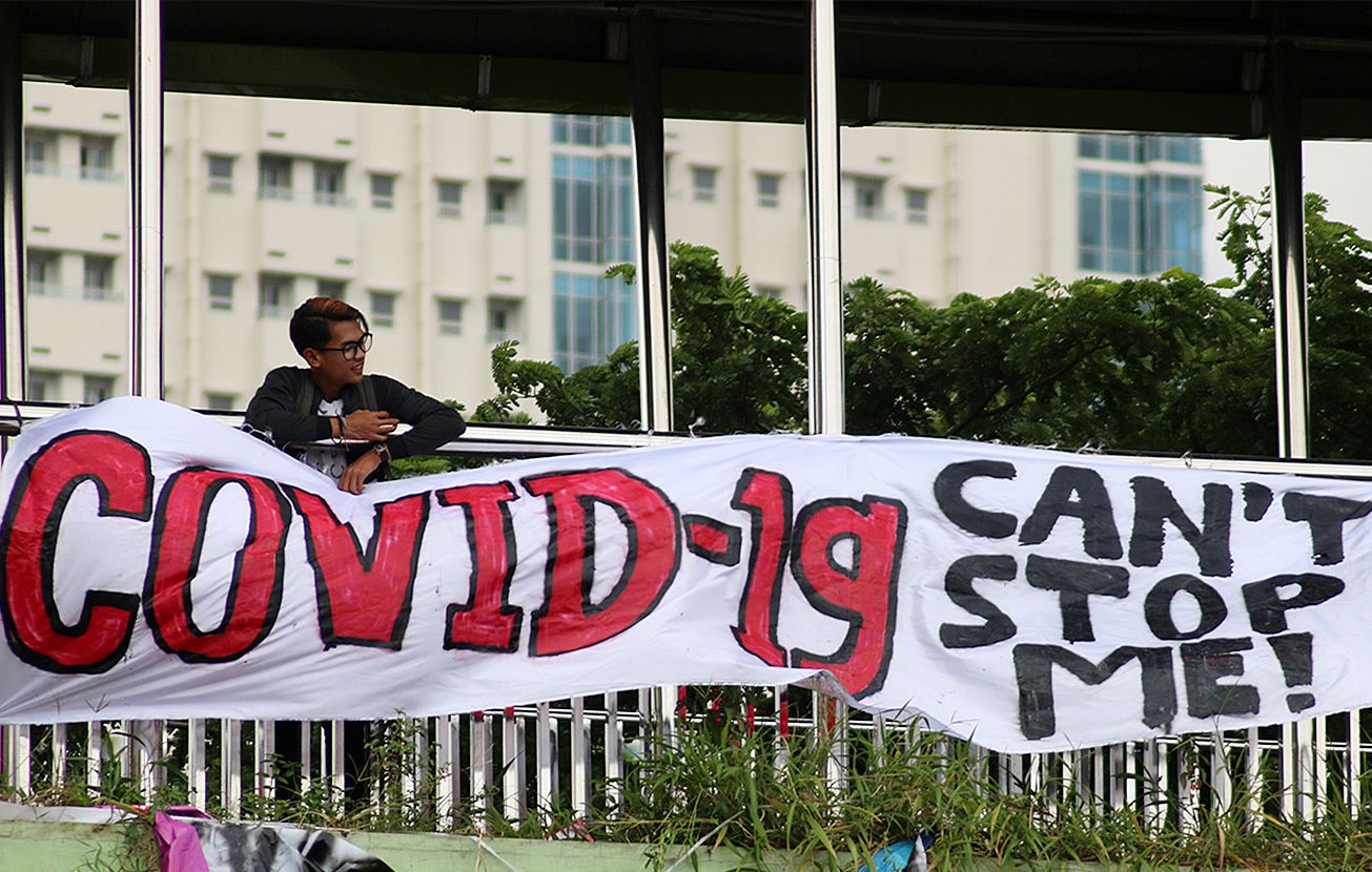 Spanduk bertuliskan COVID-19 Can't Stop Me! terpasang di jembatan penyeberangan orang (JPO) Margonda, Depok.