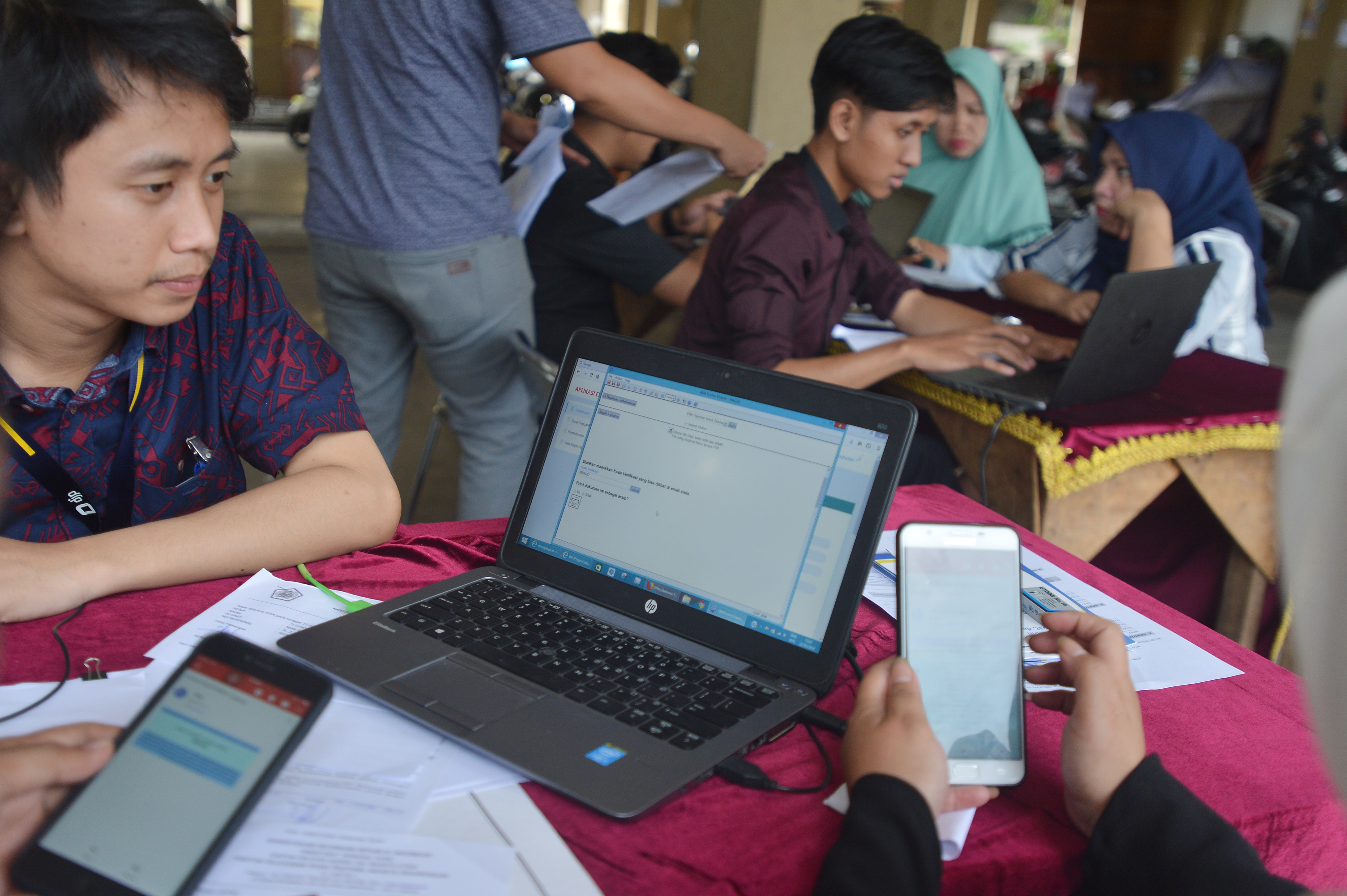 Petugas Kantor Pajak KPP Pratama Penjaringan, Jakarta Utara, membantu warga mengisi pelaporan SPT pajak secara daring di Pojok Pajak.