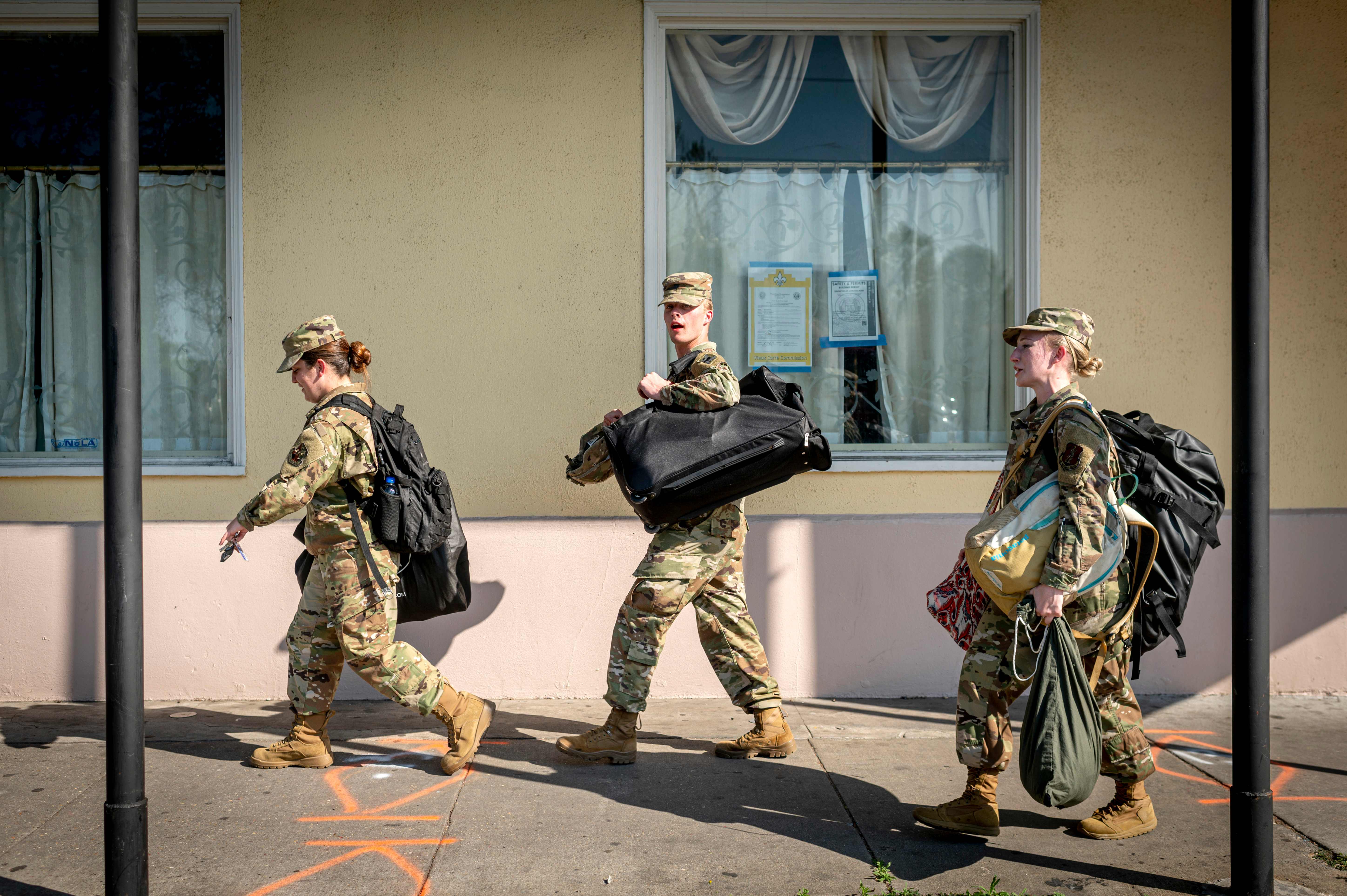 Personel militer AS berjalan di Kota New Orleans, Louisiana yang menjadi pusat wabah virus korona di negara itu.