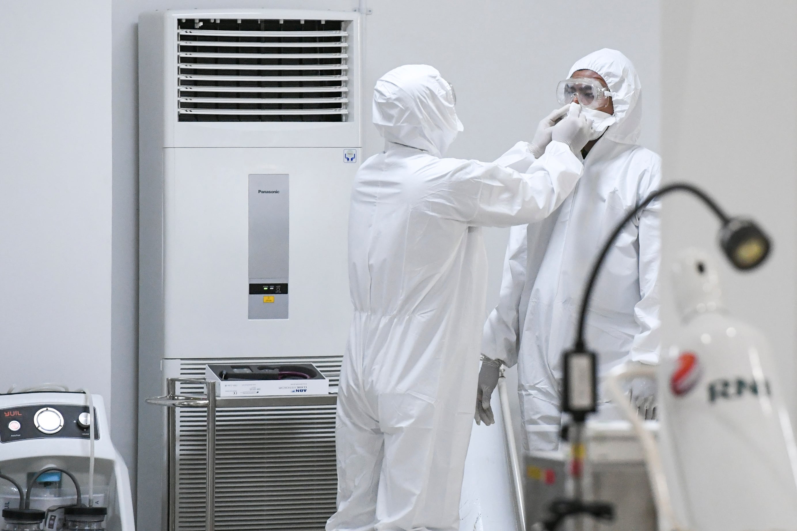 Petugas medis di RS darurat Wisma Atlet Kemayoran