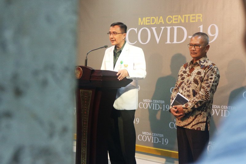 Dokter Spesialis Penyakit Dalam Rumah Sakit Pusat Angkatan Darat (RSPAD) Gatot Subroto, Kolonel Soroy Lardo (jas putih)