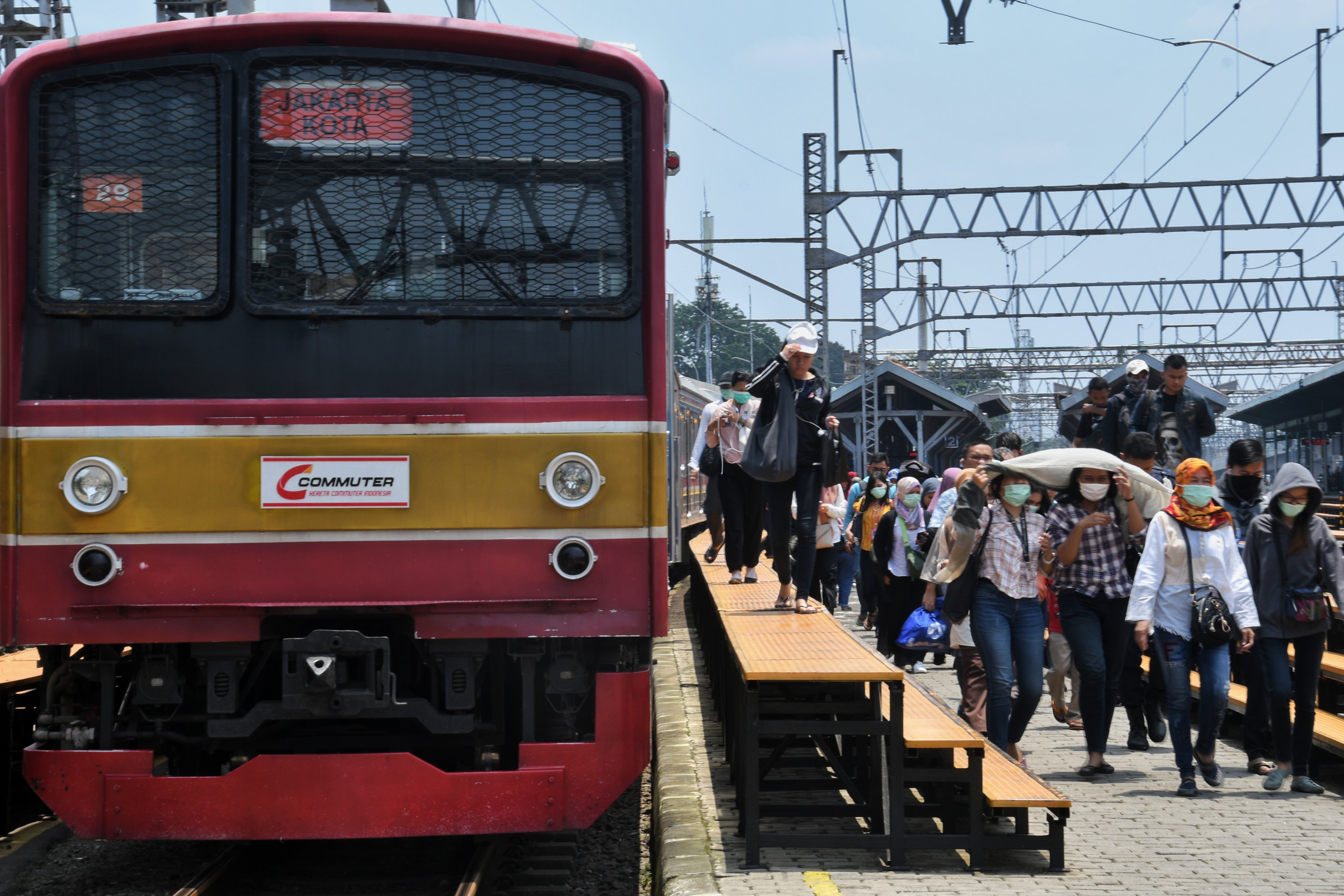 Aktivitas sejumlah penumpang Kereta Rel Listrik (KRL) di Stasiun Manggarai, Jakarta.