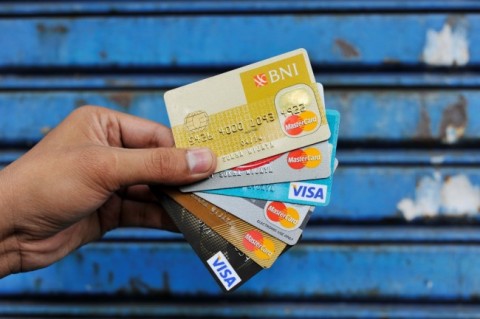 PER tanggal 1 Juli 2020 seluruh pemegang kartu kredit harus menggunakan PIN saat bertransaksi.