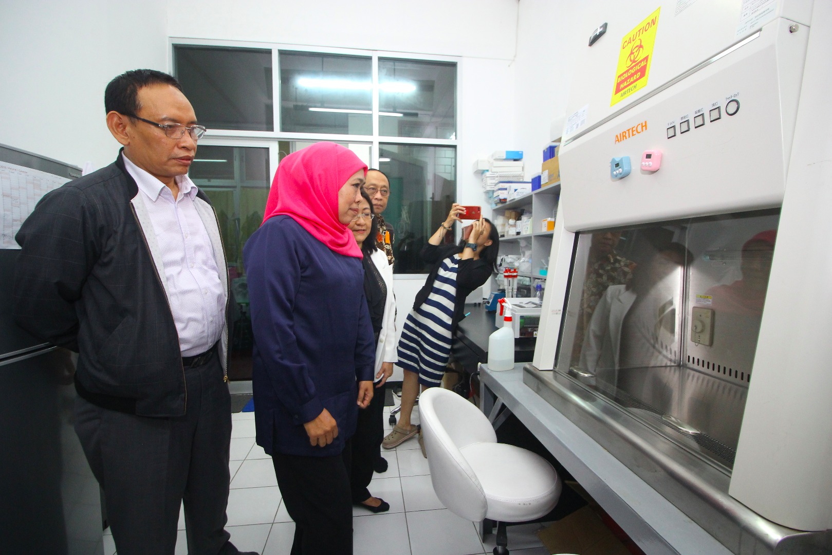 Gubernur Jawa Timur Khofifah Indar Parawansa (kedua kiri) didampingi Rektor Unair Mohammad Nasih (kiri) melihat penanganan covid-19