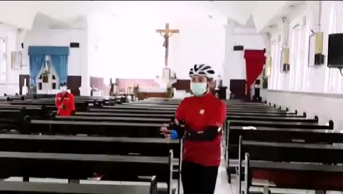  Wakil Bupati Rembang Bayu Ardiyanto memimpin penyemprotan disenfektan di Gereja Santo Paulus Rembang untuk menekan penyebaran covid-19