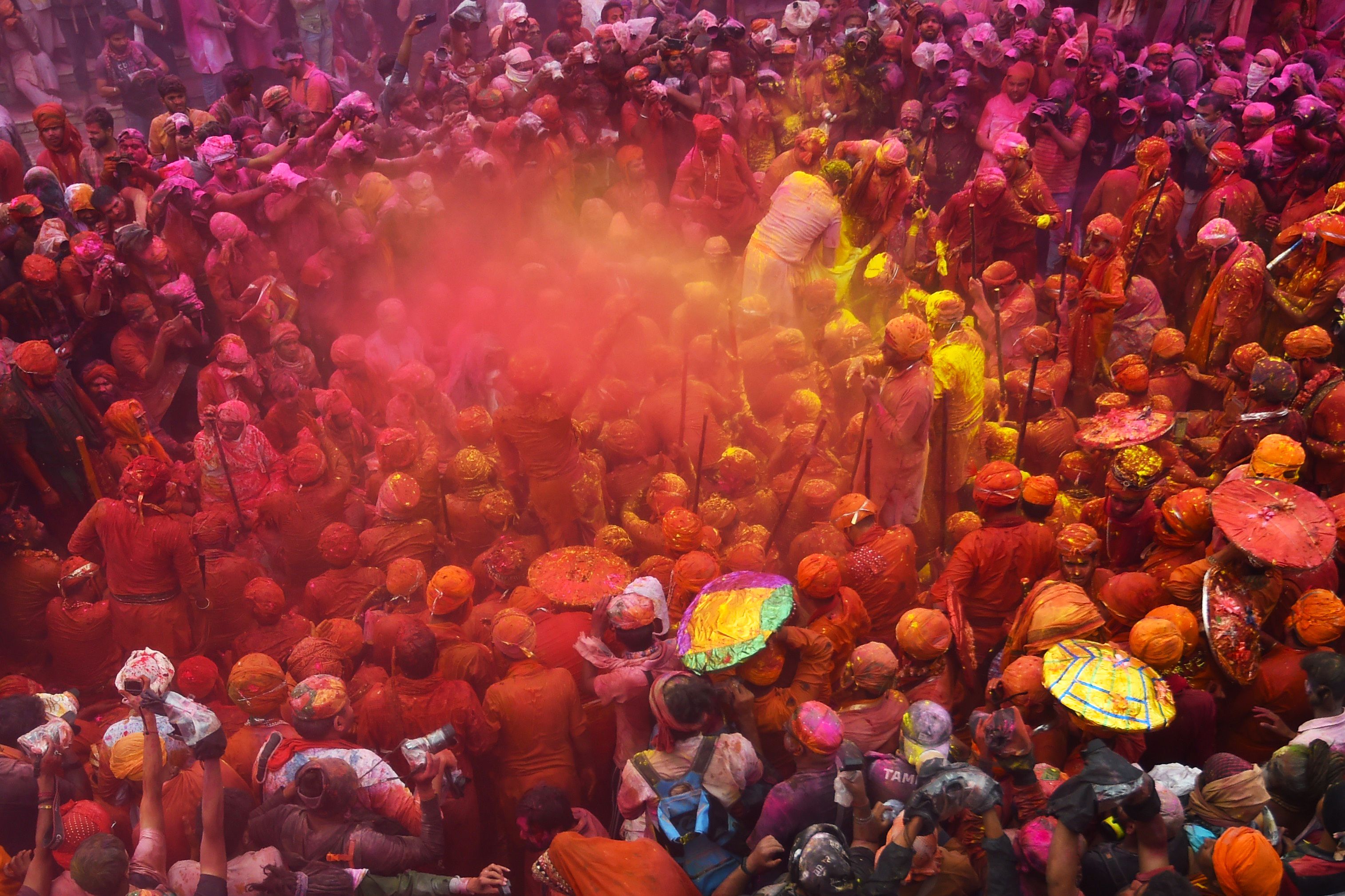 India Rayakan Festival Holi Ditengah Kekhawatiran Virus Korona