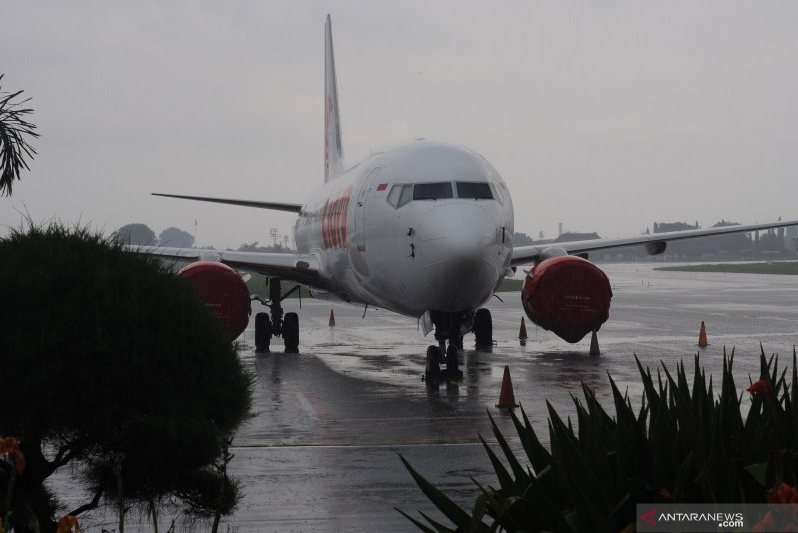 Pesawat Lion Air teparkir di apron Bandara Adi Soemarmo, Boyolali, Jawa Tengah, Selasa (3/3).