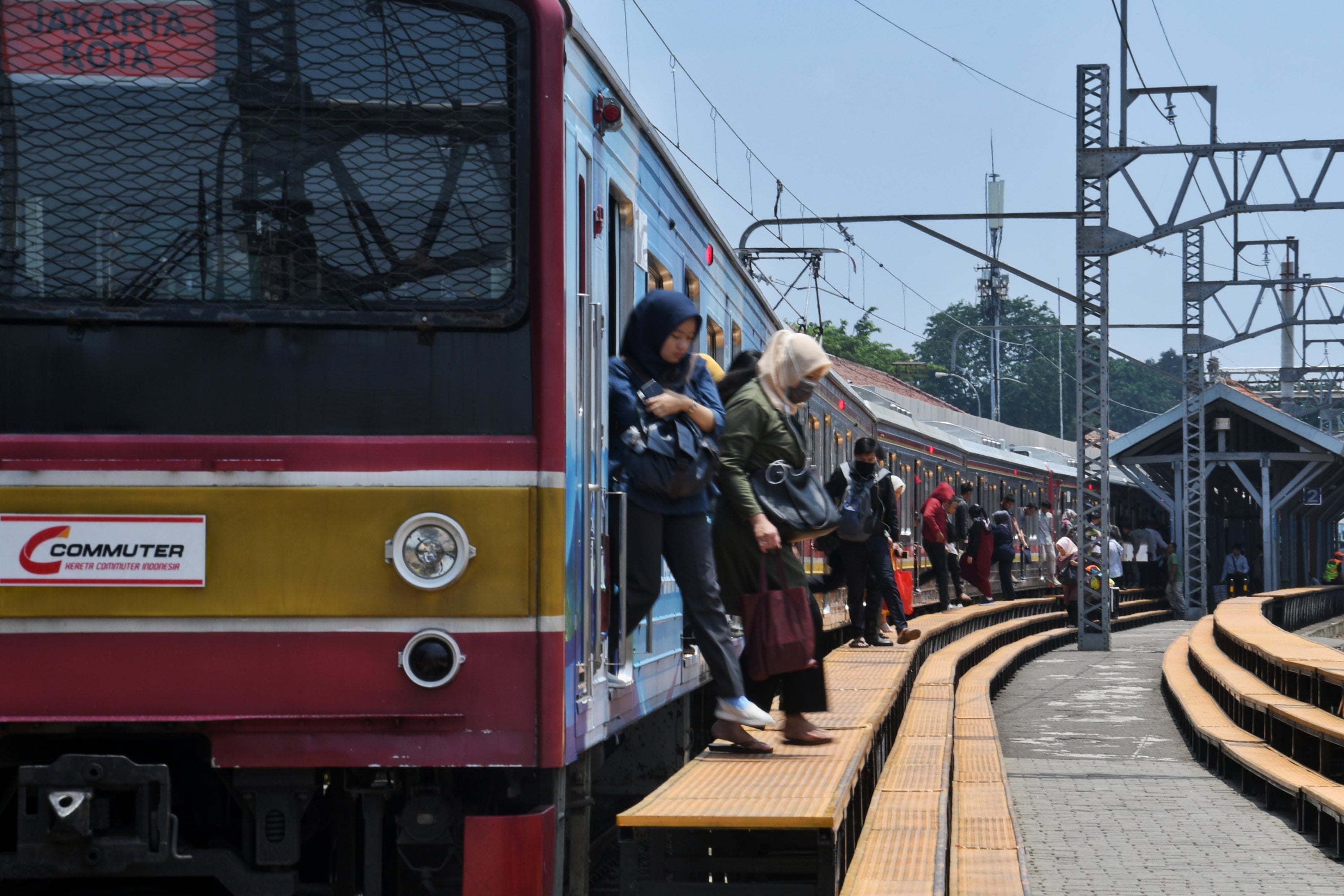 Penumpang KRL dari Bogor dan depok turun di Stasiun Manggarai, Jakarta Selatan