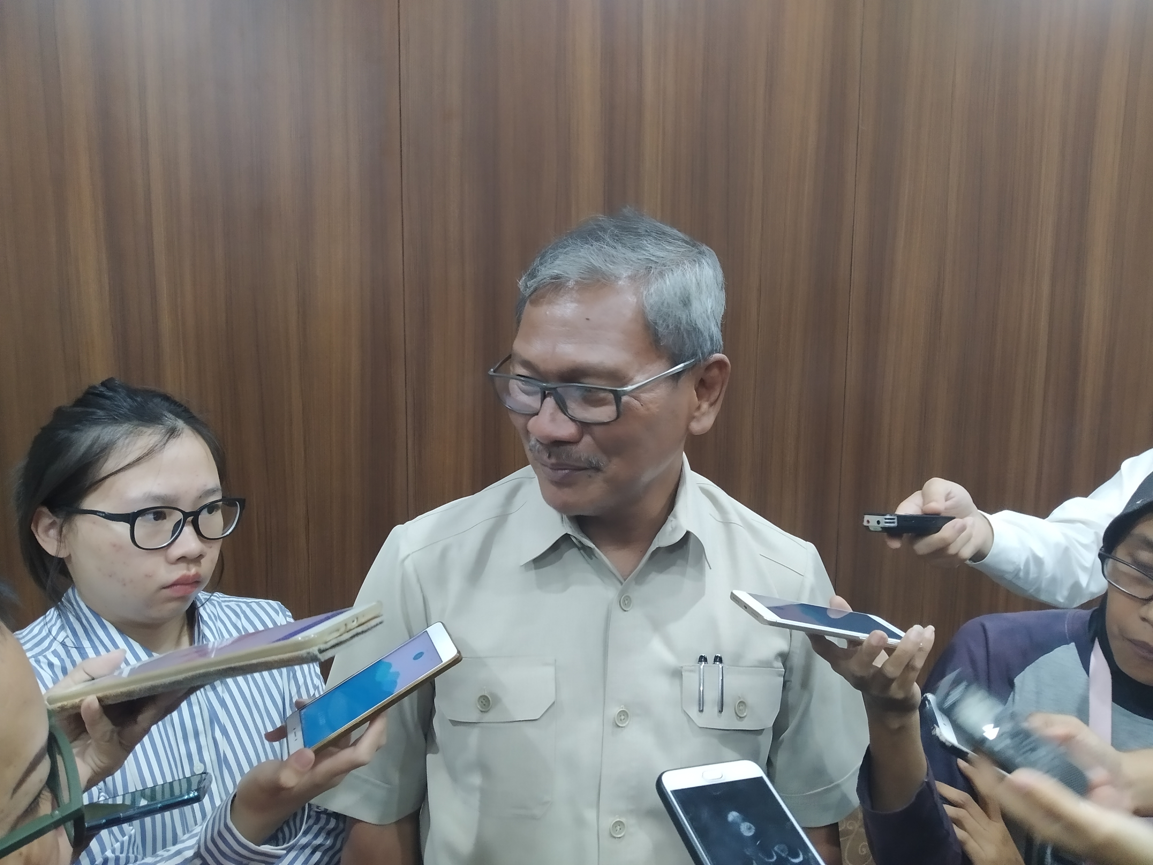 Juru Bicara Pemerintah terkait Penanganan Korona, Achmad Yurianto (tengah).