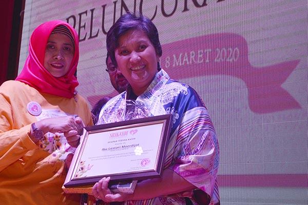  penyerahan penghargaan kepada para pendukung dan yang ikut berpartisipasi