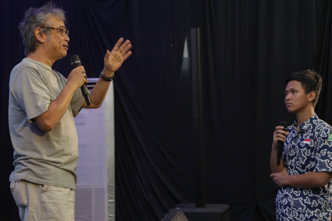 Seniman Butet Kartaradjasa (kiri) berdialog dengan salah satu siswa SMK yang mengikuti Marfest di SMK RUS, Kudus.