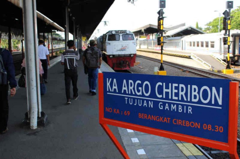 Penumpang akan memasuki KA Argo Cheribon