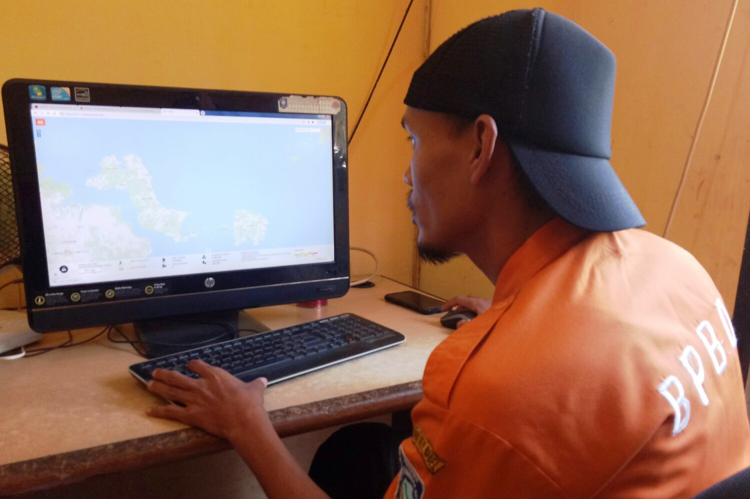 Tim BPBD Babel sedang memantau titik panas di Babel.