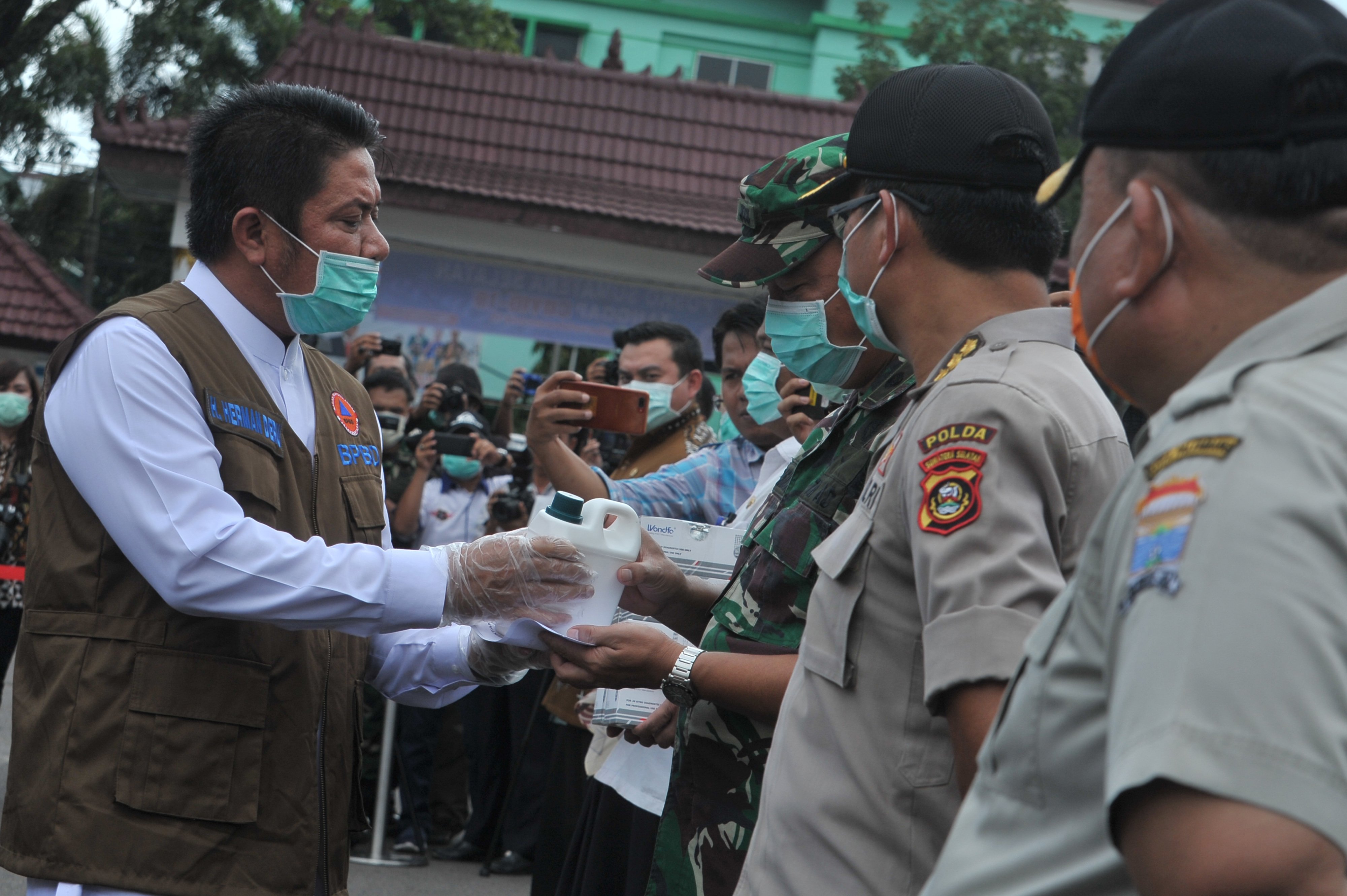 Gubernur Sumatera Selatan, Herman Deru, secara simbolis menyerahkan bantuan penanganan covid-19 di halaman Kantor Pemprov Sumsel.