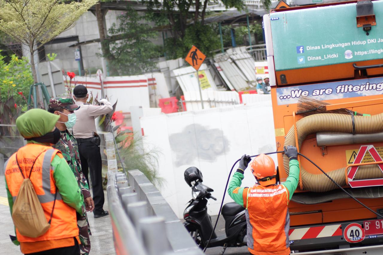 Petugas melakukan penyemprotan disinfektan pada fasilitas umum di Jakarta
