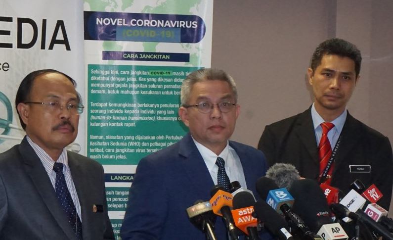 Menteri Kesehatan Malaysia Adham Bin Baba (tengah)