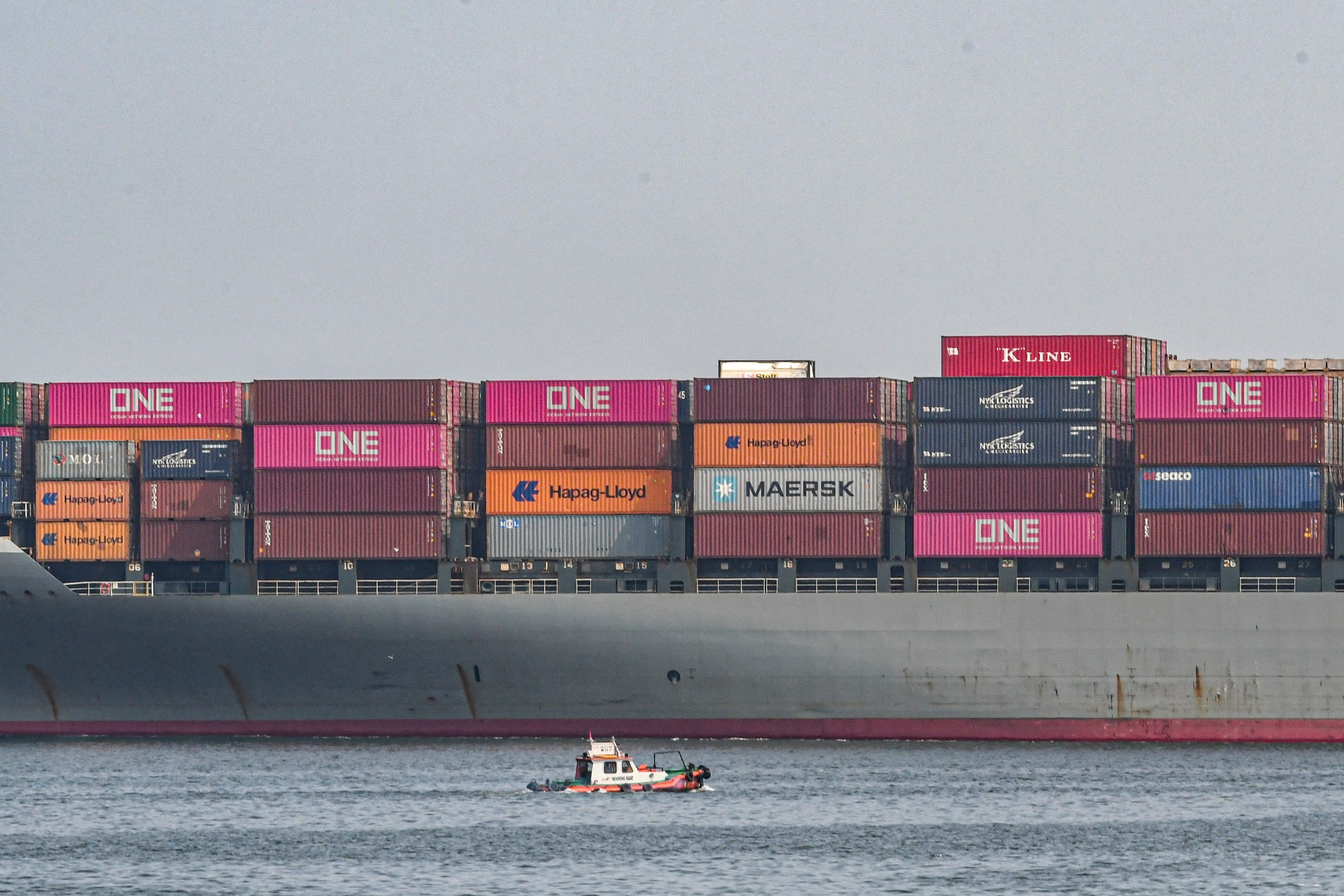  Kapal membawa peti kemas di kawasan Pelabuhan Bongkar Muat Tanjung Priok milik Pelindo II, Jakarta, beberapa waktu lalu. 
