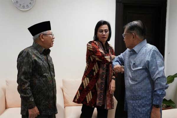 Salam Korona Jusuf Kalla dan Menteri Keuangan Sri Mulyani  di Kantor Wapres Jakarta, Kamis (12/3/2020). 