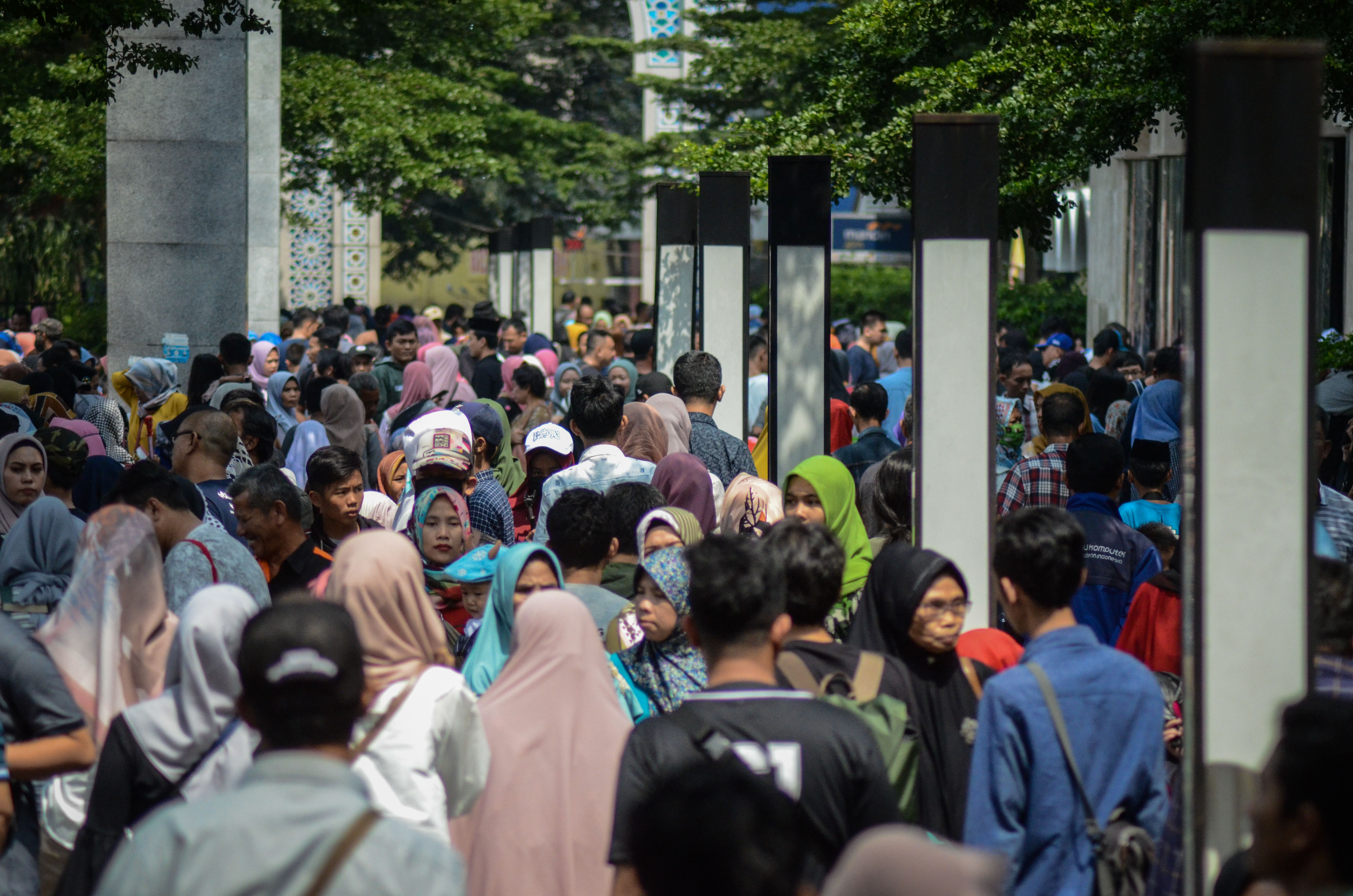 Warga berwisata di alun-alun Kota Bandung.