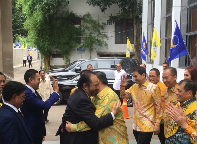 Ketum Partai NasDem, Surya Paloh, disambut hangat Ketum Partai Golkar, Airlangga Hartarto.