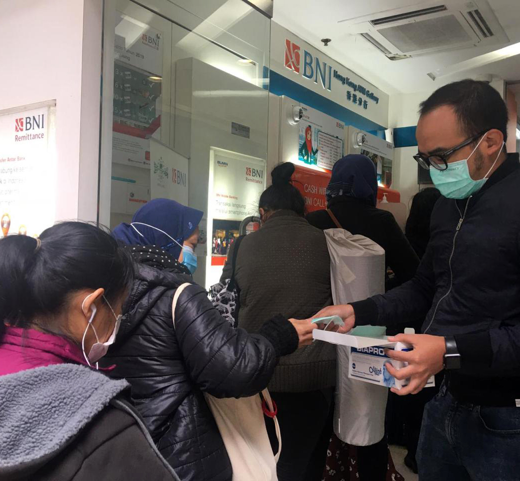 Pegawai BNI Hong Kong membagi-bagikan masker kepada warga Indonesia di Hong Kong,