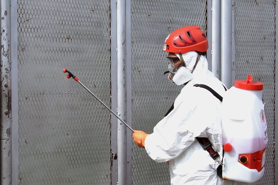 Petugas menyemprotkan cairan disinfektan di Lapas Cipinang