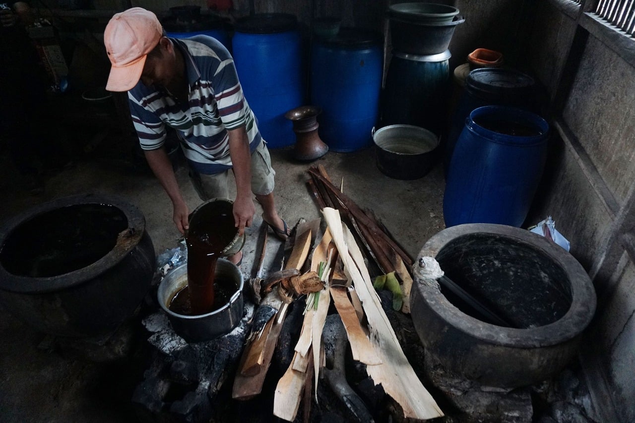 Perajin minuman beralkohol tradisional, ciu.