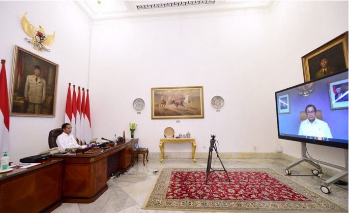 Presiden Joko Widodo memimpin rapat terbatas di Istana Merdeka Jakarta melalui 
