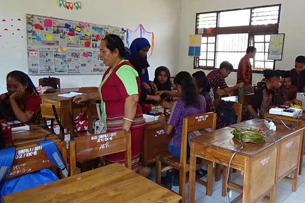 Kegiatan belajar mengajar di Kabupaten Flores Timur, Provinsi Nusa Tenggara Timur.