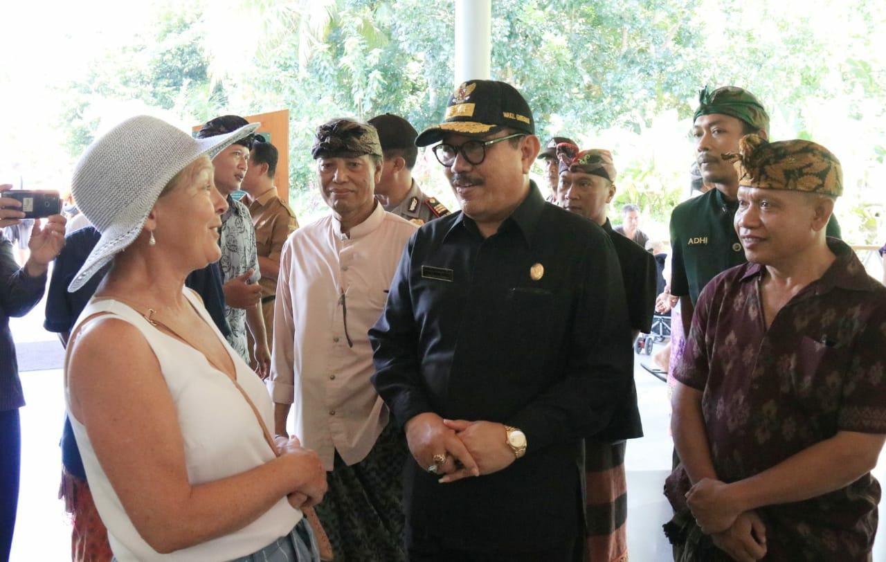 Wagub Bali Tjokorda Oka Artha Ardhana Sukawati berbincang dengan wisatawan di sela-sela kunjungannya ke objek wisata  Monkey Forest, Bali.