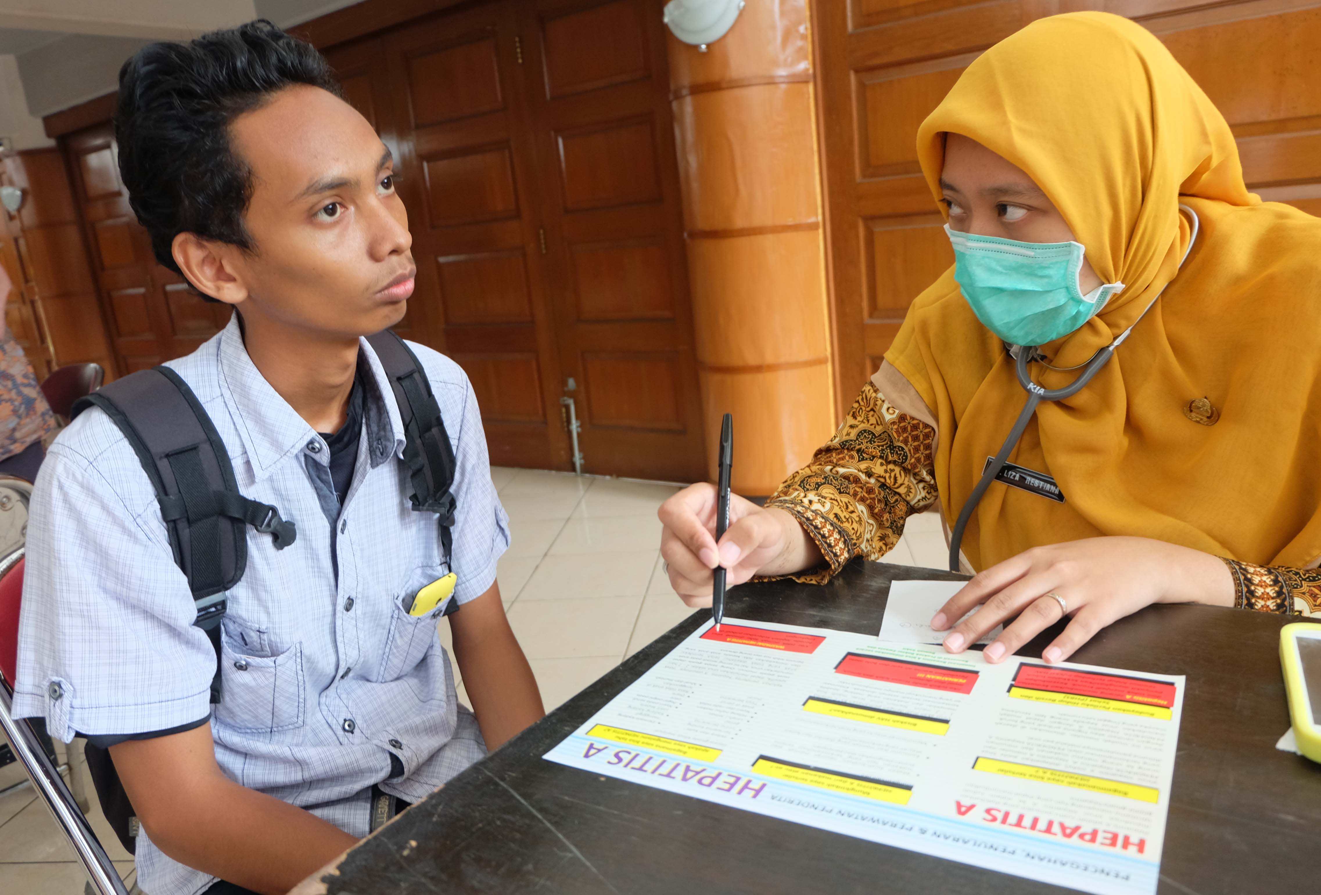 Ilustrasi--Dokter dari Dinas kesehatan Kabupaten Bogor memeriksa mahasiswa IPB di Kampus IPB Dramaga, Bogor, Jabar.