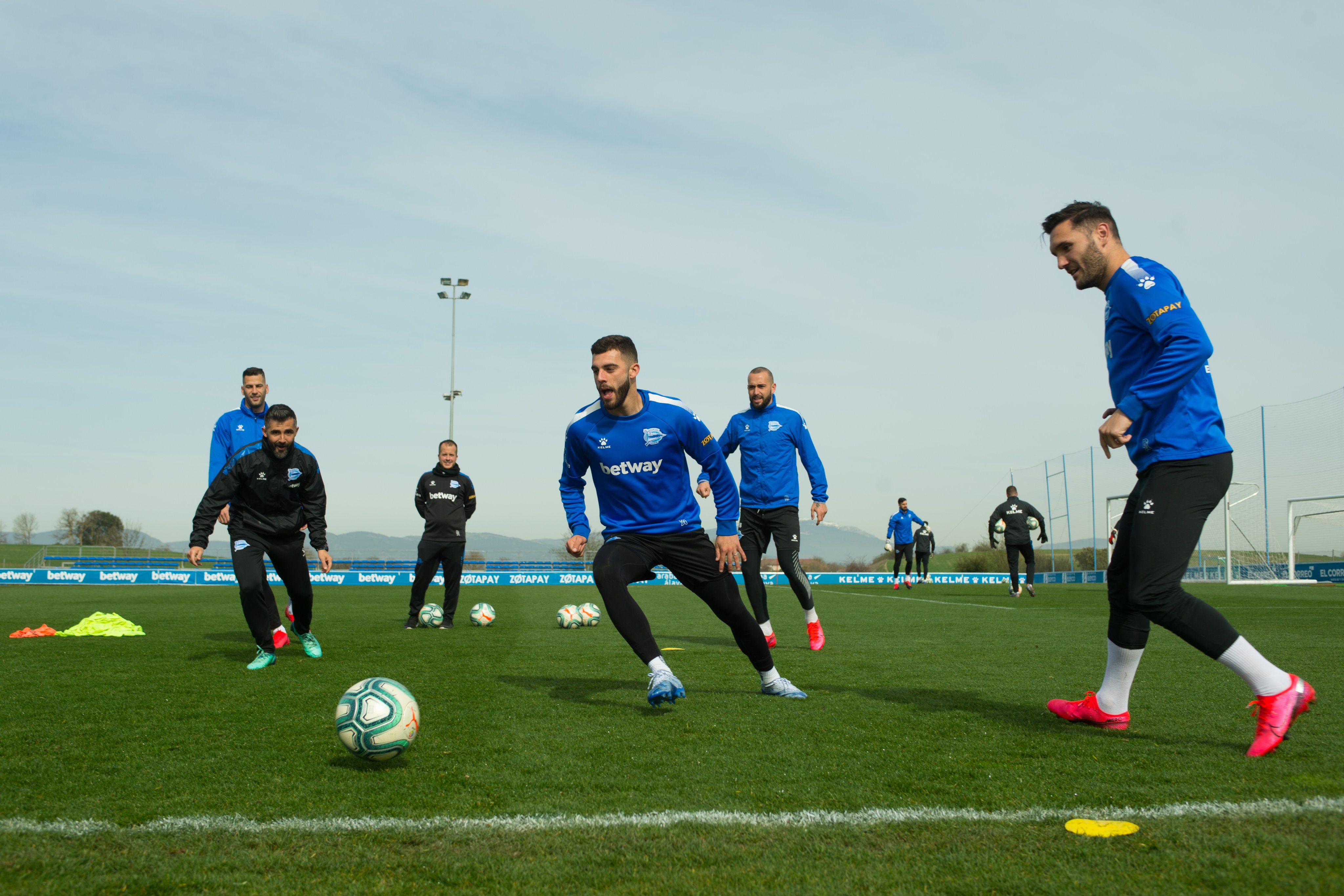 Para pemain Alaves berlatih.