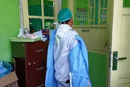 Tim petugas ruang isolasi khusus RSUD dr Soekardjo Kota Tasikmalayagunakan alat pelindung diri memakai jas hujan.