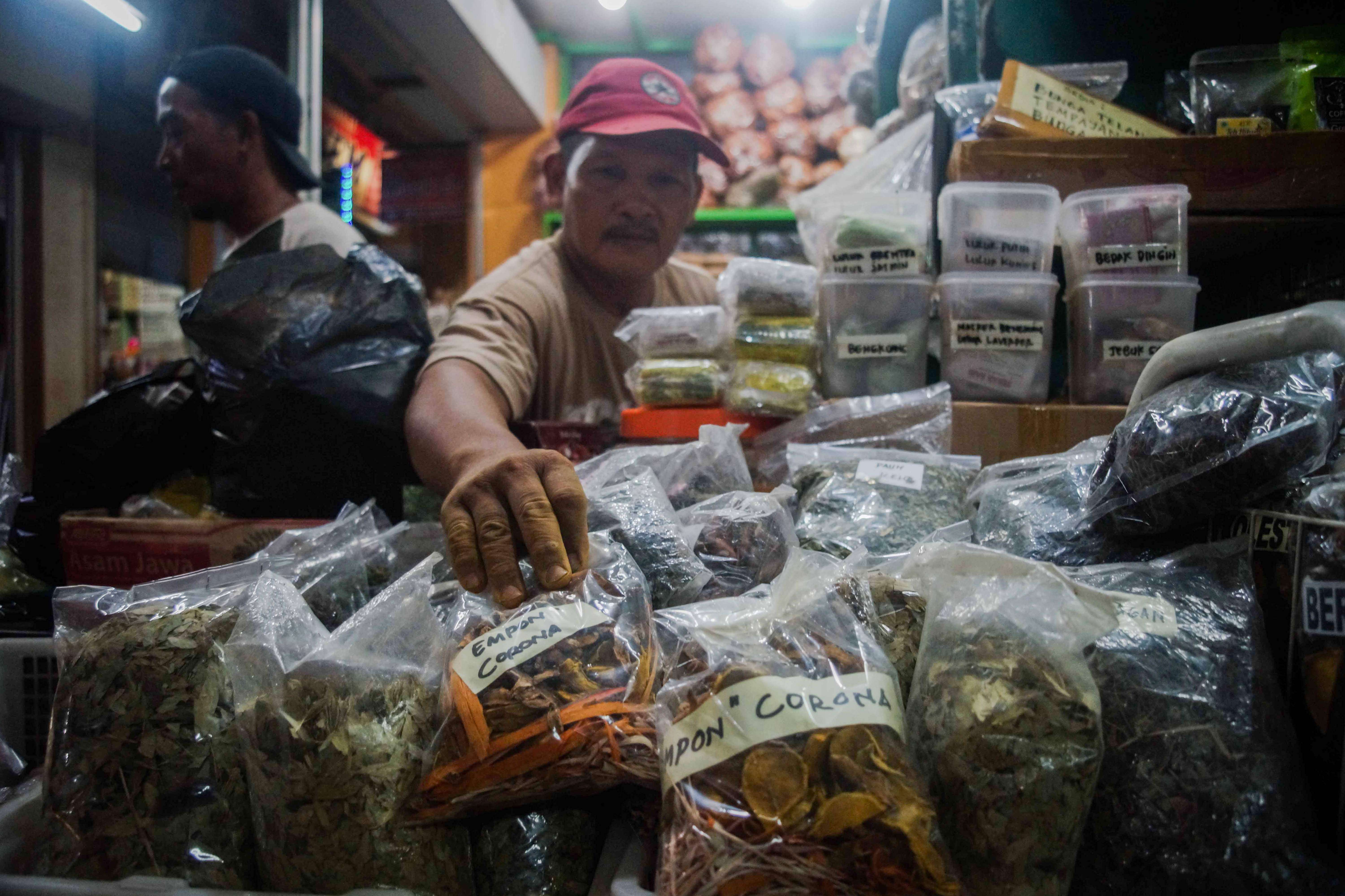 Ilustrasi--Pedagang jamu di Yogyakarta menawarkan ramuan jamu yang diberi nama Empon Corona.