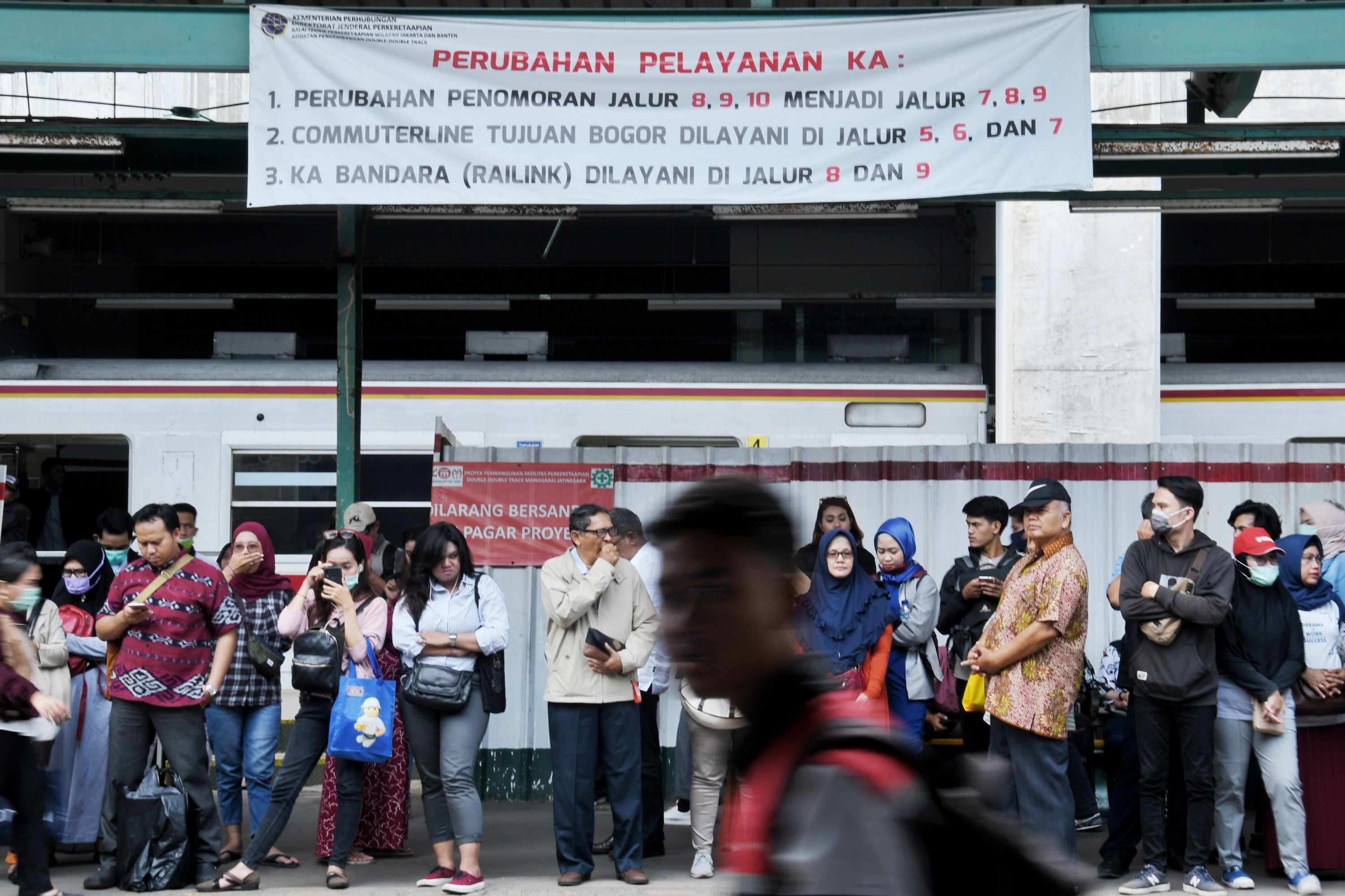 Aktivitas sejumlah penumpang Kereta Rel Listrik (KRL) di Stasiun Manggarai, Jakarta, Rabu (12/2/2020).