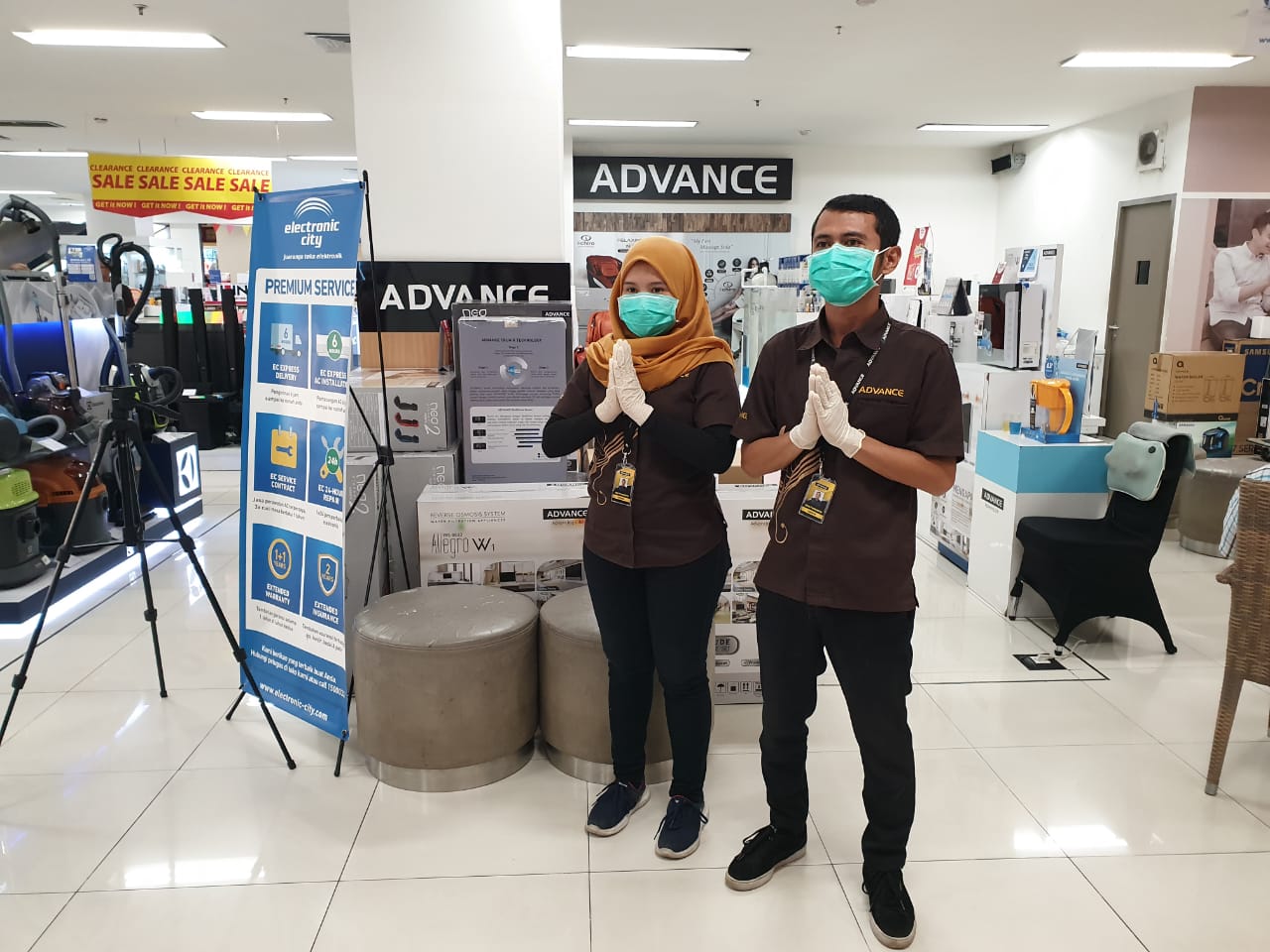 Untuk menjaga kesehatan, para penjaga toko pun diminta menggunakan masker dan sarung tangan.