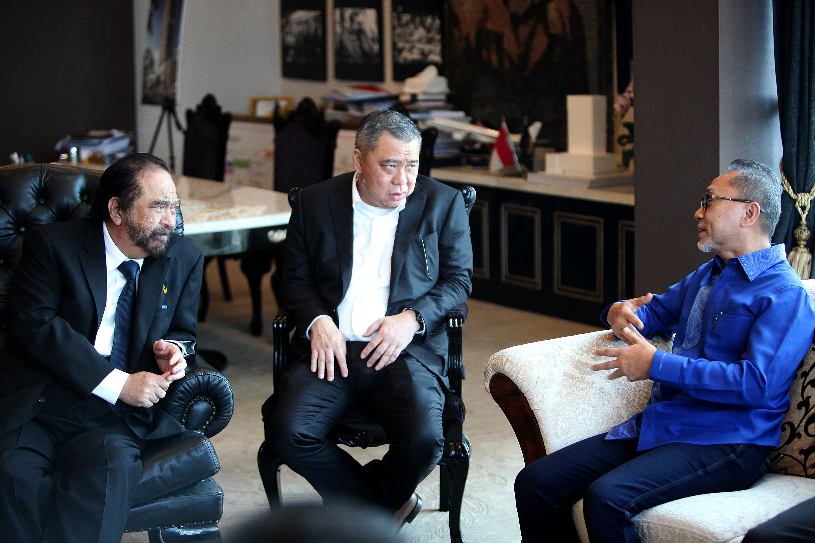 Ketua Umum Partai NasDem, Surya Paloh (kiri), menerima kunjungan Ketua Umum PAN, Zulkifli Hasan, di kantor DPP Partai NasDem.