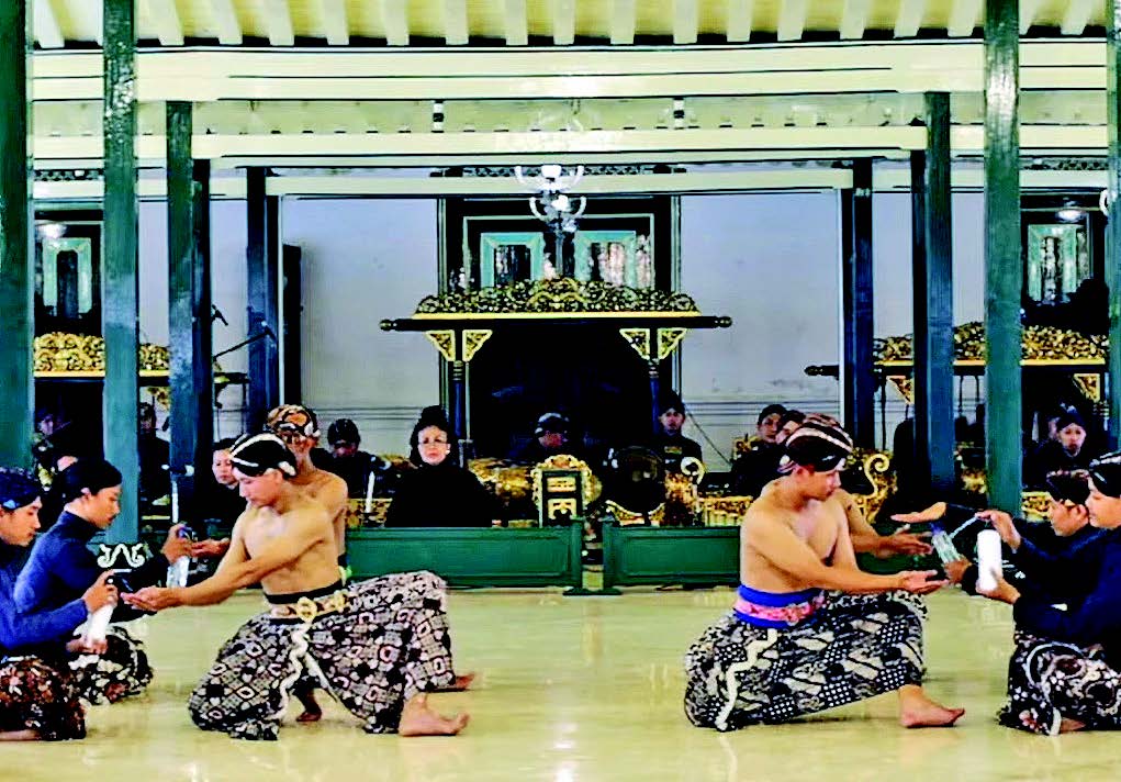 Penari Keraton memperagakan tutorial Beksan Nir Corona di Keraton Yogyakarta, pekan lalu.