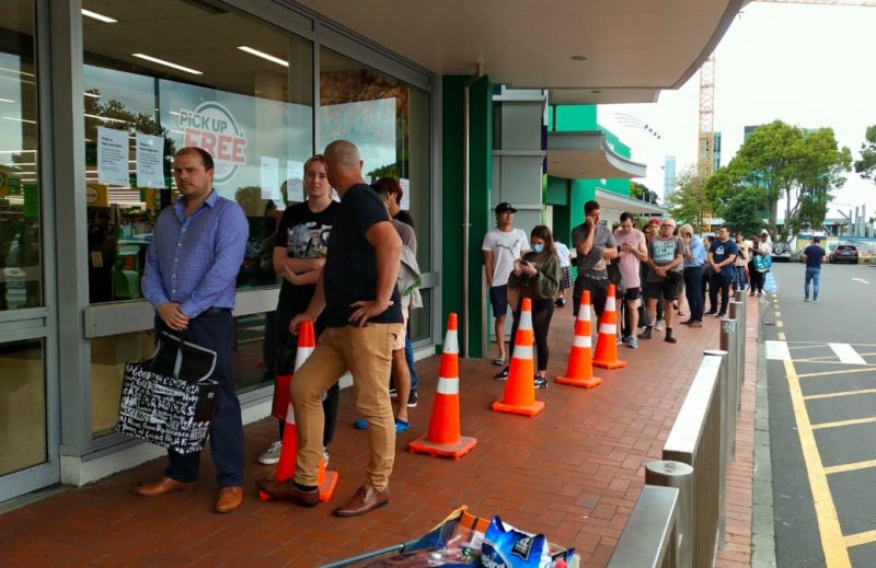 arga yang mengantre membeli bahan makanan sebelum dilakukan lockdown di Selandia Baru. 