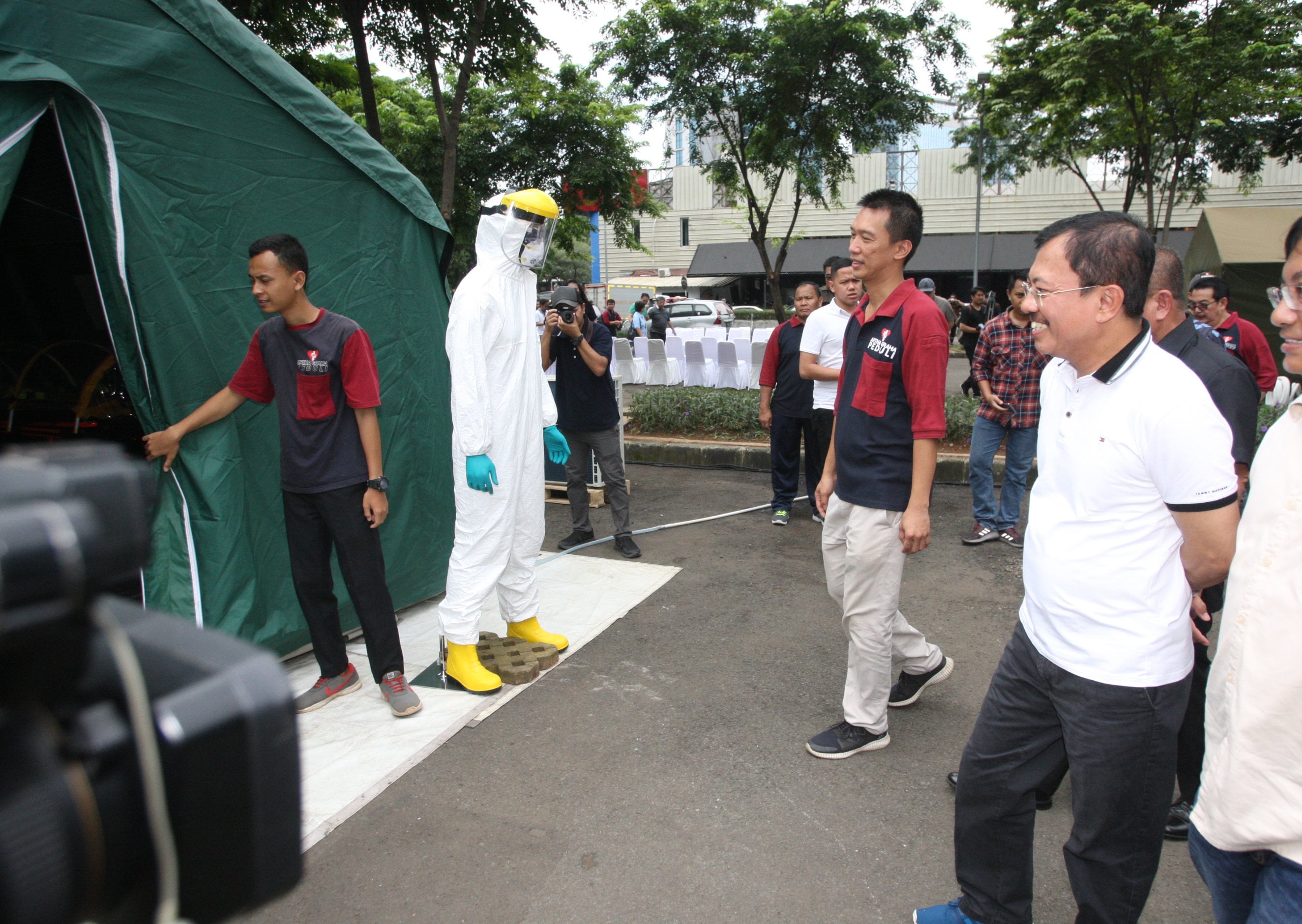 Menteri Kesehatan Terawan Agus Putranto (baju putih) didampingi Koordinator tim Kesehatan Artha Graha Peduli dr. Aulia.