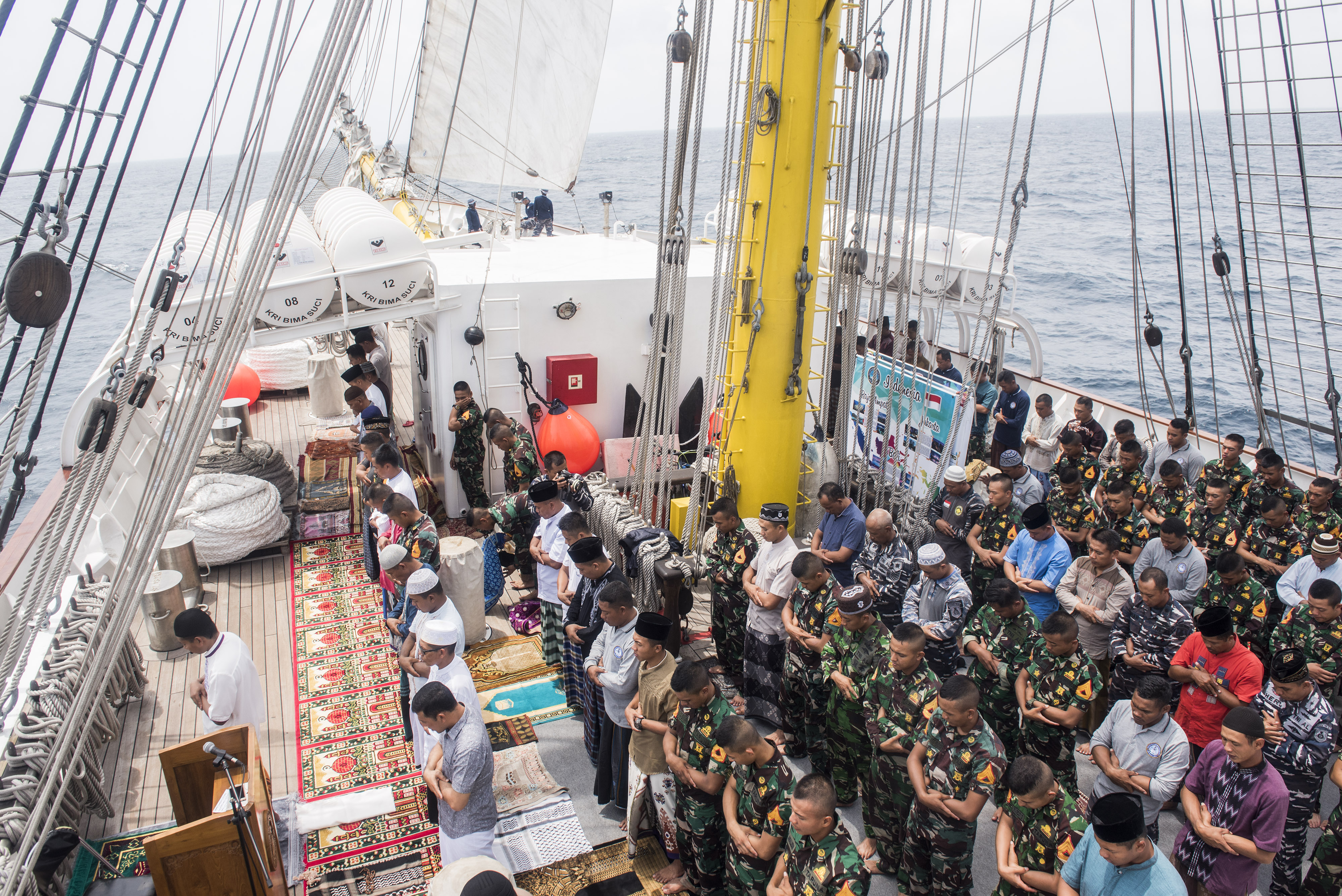 Suasana Salat Jumat di geladak KRI Bima Suci di perairan Filipina, Jumat (9/8/2019). 